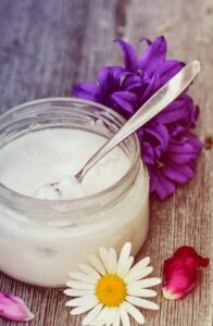 pot de crème avec des fleurs